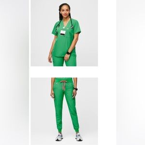 💚BRAND NEW FIGS SET💚